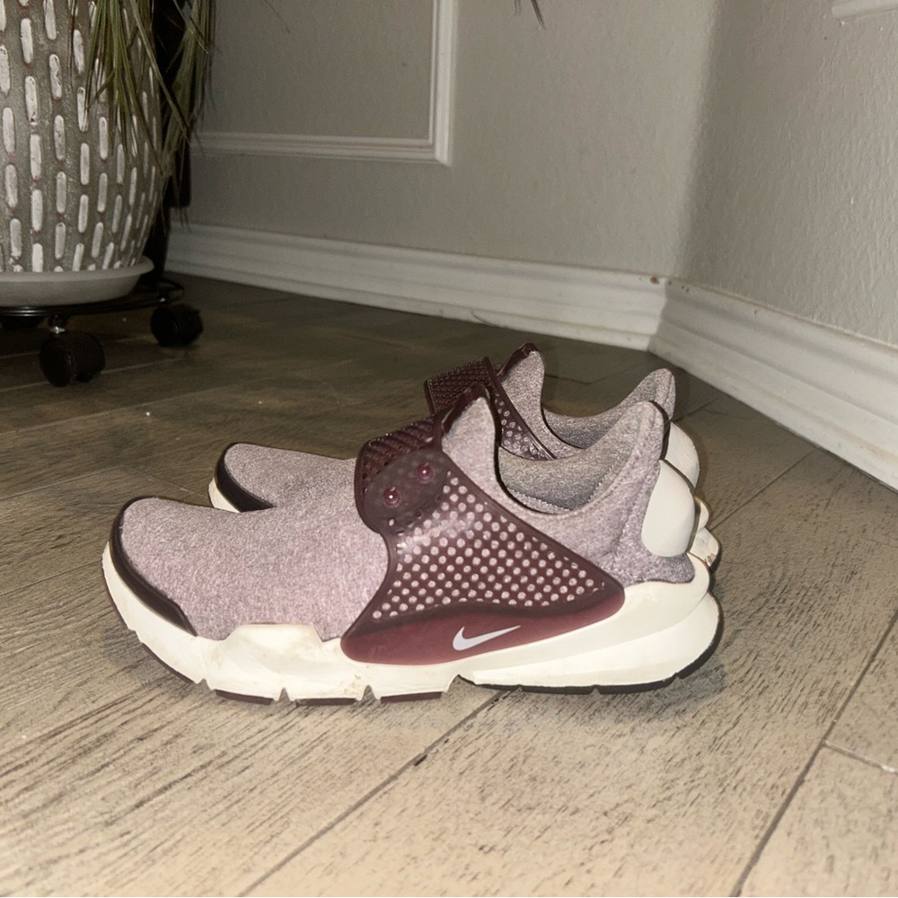 Nike women’s slip on